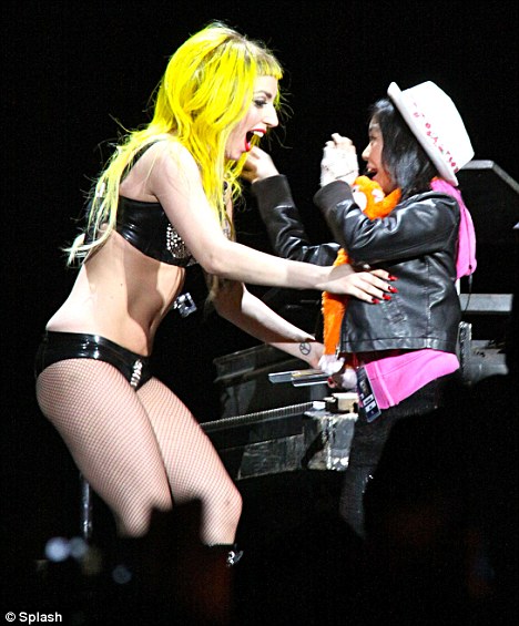 Με ένα μικρό τερατάκι στη σκηνή η Lady Gaga
