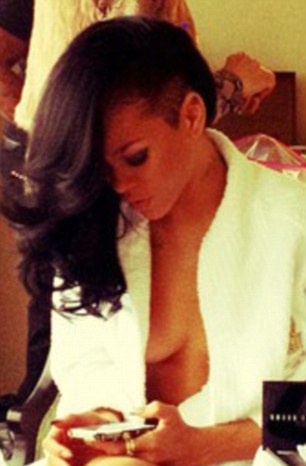 H Rihanna φωτογραφήθηκε με το στήθος έξω!!!!!