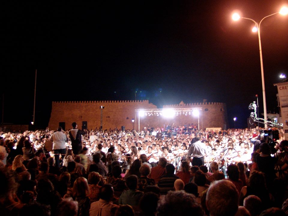 Στην Κρήτη το ρεκόρ Γκίνες για την ορχήστρα Μαντολίνων (video)