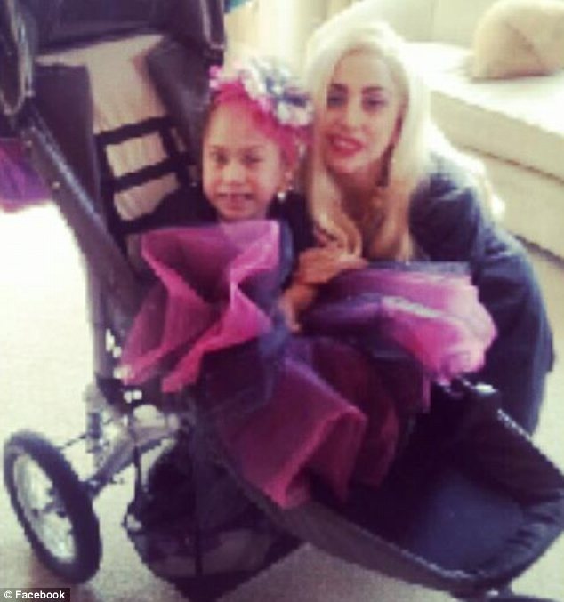 Συγκινητικό: Μετά το χειρουργείο η Lady Gaga επισκέφτηκε άρρωστη θαυμάστριά της