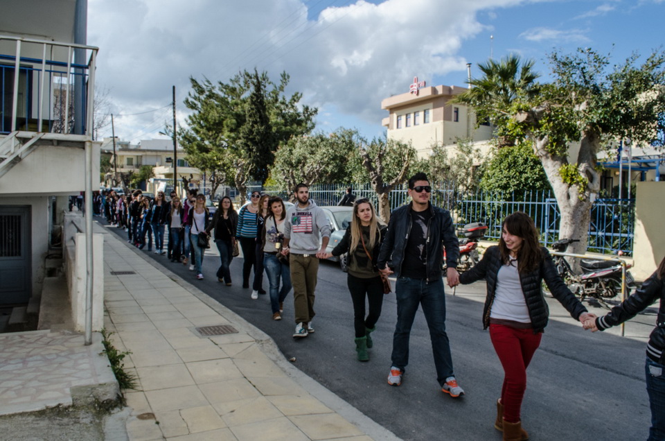 Ανθρώπινη αλυσίδα χιλιομέτρων για το ΤΕΙ και το Νοσοκομείο της Ιεράπετρας (video)