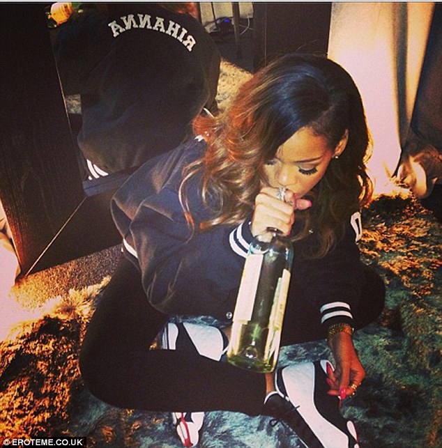 H Rihanna με το μπουκάλι στο... στόμα!