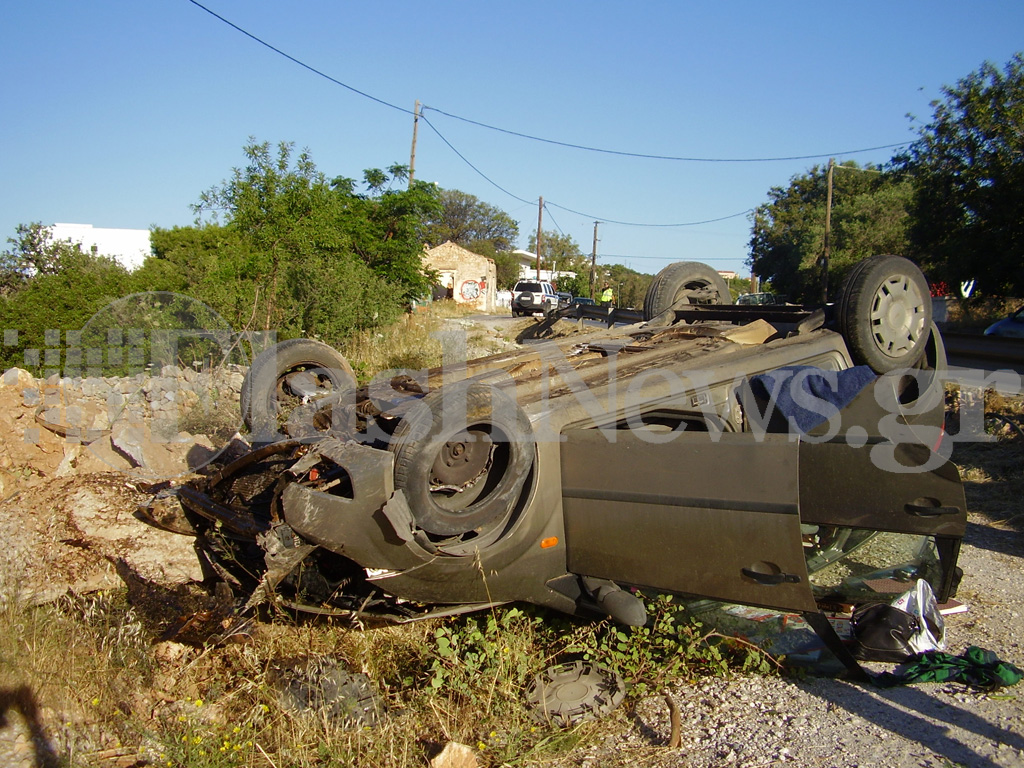 Τροχαίο ατύχημα με ανατροπή αυτοκινήτου στο Πυθάρι Ακρωτηρίου (φωτο)