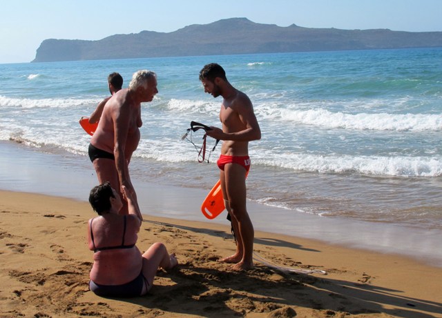 Δείτε καρέ-καρέ πως ναυαγοσώστες έσωσαν τουρίστρια από πνιγμό στα Χανιά! (pics)