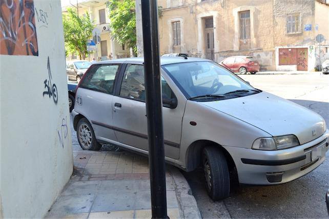 Ανεξέλεγκτη η παράνομη στάθμευση... στους δρόμους των Χανίων.