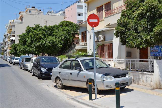 Ανεξέλεγκτη η παράνομη στάθμευση... στους δρόμους των Χανίων.