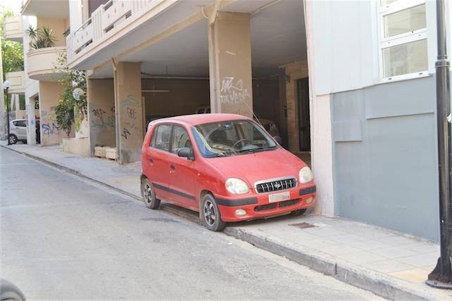 Ανεξέλεγκτη η παράνομη στάθμευση... στους δρόμους των Χανίων.