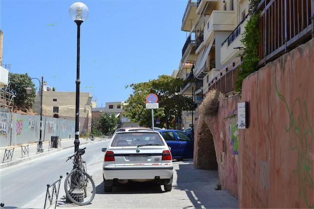 Ανεξέλεγκτη η παράνομη στάθμευση... στους δρόμους των Χανίων.