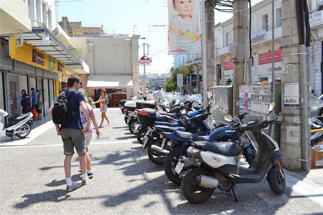 Ανεξέλεγκτη η παράνομη στάθμευση... στους δρόμους των Χανίων.