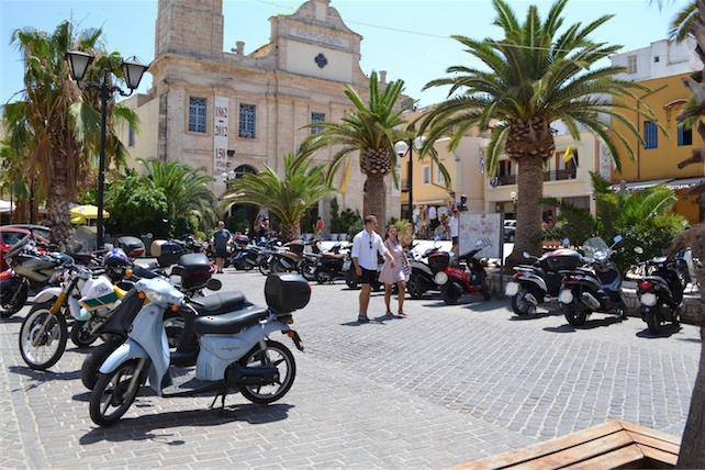 Ανεξέλεγκτη η παράνομη στάθμευση... στους δρόμους των Χανίων.