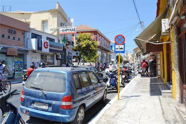 Ανεξέλεγκτη η παράνομη στάθμευση... στους δρόμους των Χανίων.