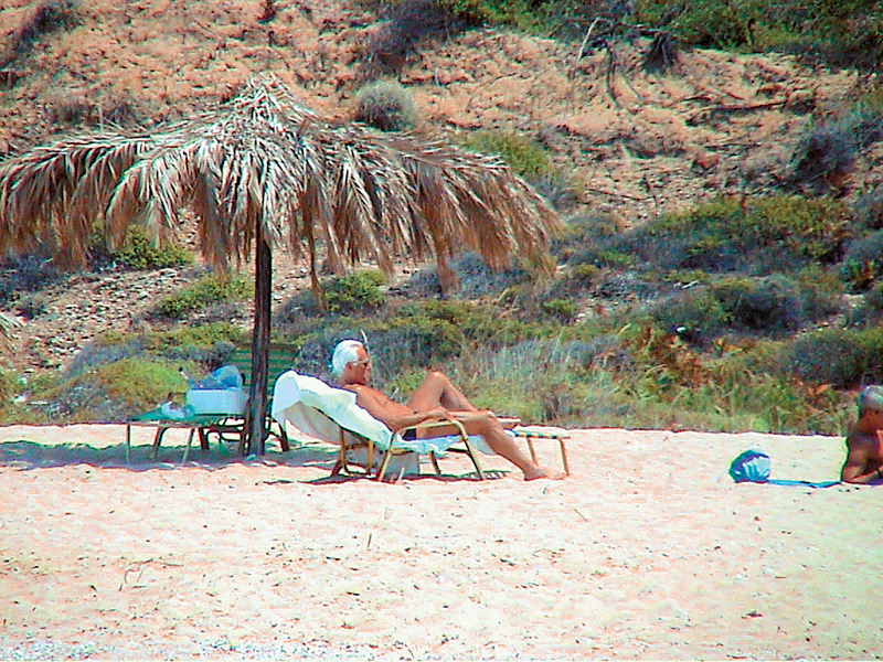 Πάτησε αχινό, στραβοπάτησε και στραμπούληξε το πόδι του ο Georgio Armani στην παραλία του Μητσοτάκη στην Κρήτη 