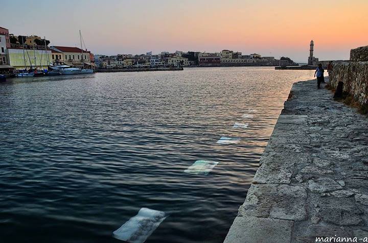Βανδαλισμοί στην έκθεση υποβρυχίων φωτογραφιών στο παλιό λιμάνι των Χανίων