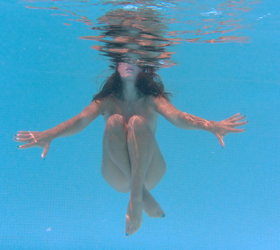 Υποβρύχιες εικόνες: Δείτε Ελληνίδα celebrity ολόγυμνη ν΄ απολαμβάνει Naked Yoga