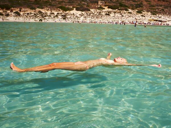 Η Ελένη Μενεγάκη κολυμπάει σαν γοργόνα στα Χανιά!