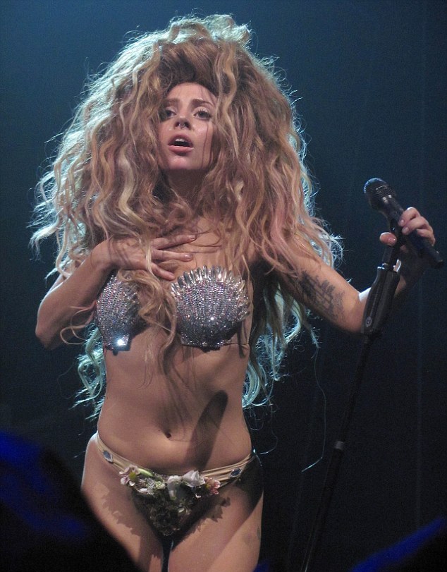 Ξυπόλητη και με το στρινγκ βγήκε στη σκηνή η Lady Gaga