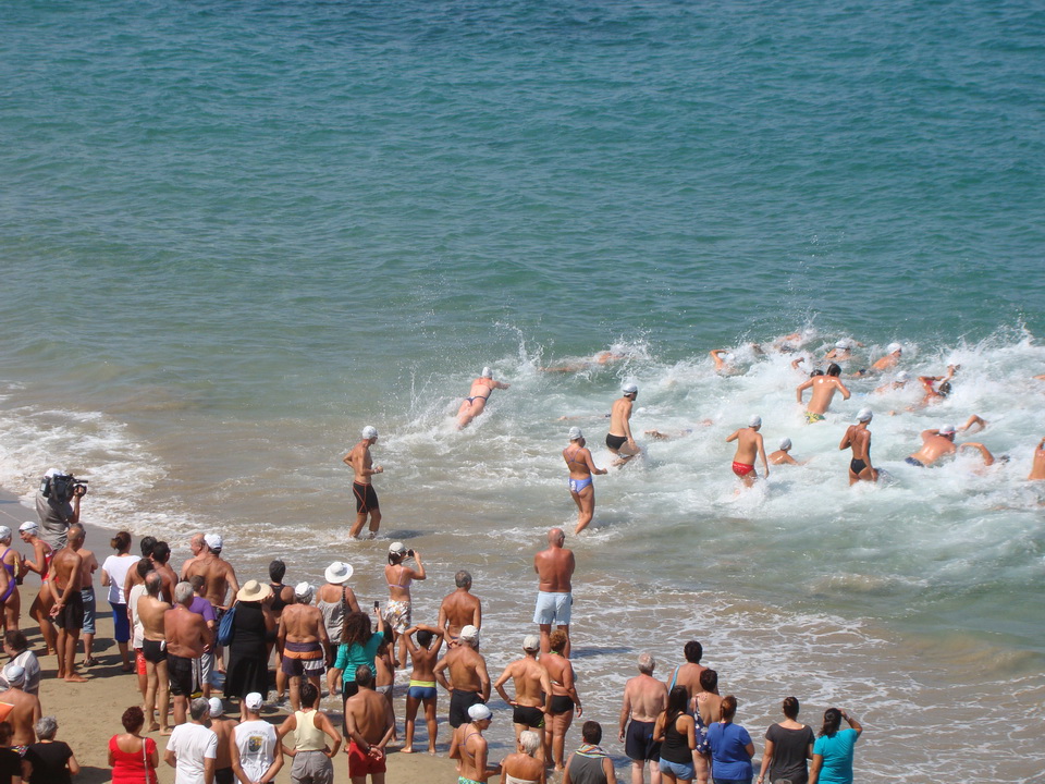 Το έλεγε η καρδούλα τους στον κολυμβητικό μαραθώνιο στη Νεά Χώρα (φωτο)