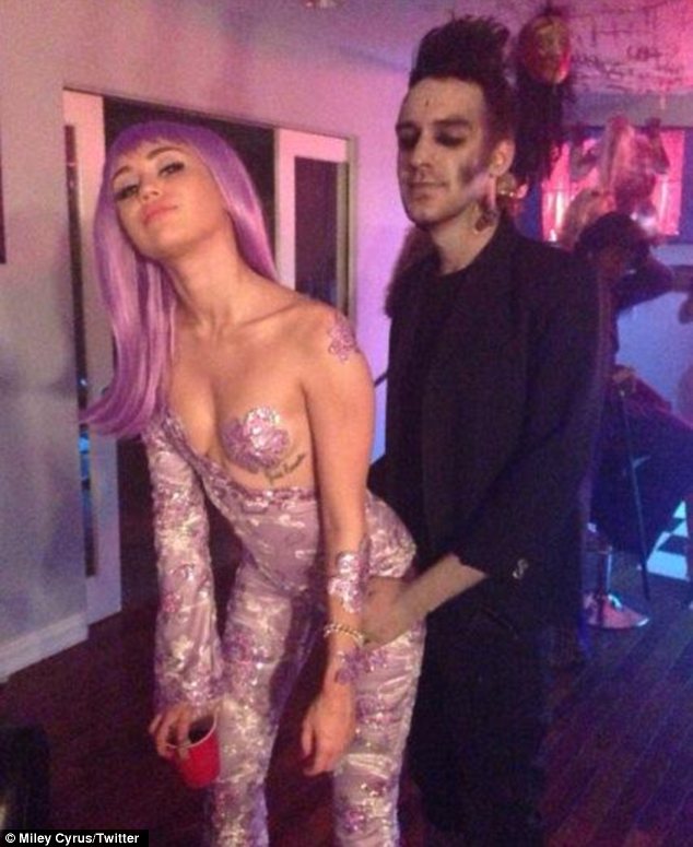 Μiley Cyrus: Προκλητική ξανά λόγω... Halloween