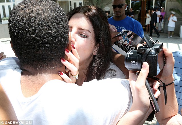 Φίλησε στο στόμα τους θαυμαστές της η Lana Del Rey!
