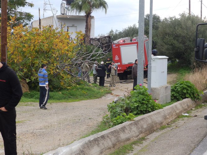 Αυτοκίνητο απογειώθηκε και καρφώθηκε σε σπίτι στα Χανιά - Ένας σοβαρά τραυματίας (photos)