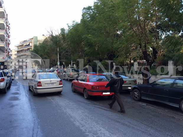 Στις 10:25 ξανά περνάει η αστυνομία και διώχνει παλι τα αυτοκίνητα.