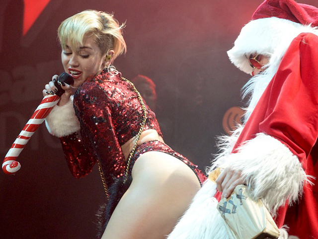 Η Miley Cyrus «τρίβεται» στον Άγιο Βασίλη