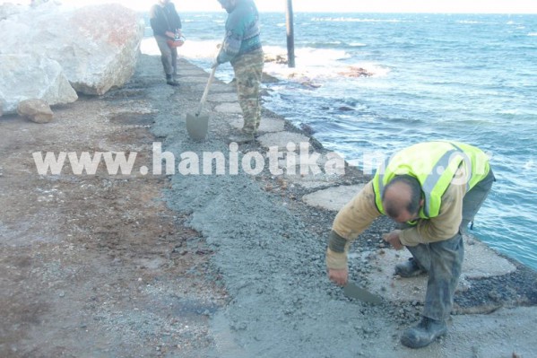 Αποκατάσταση ζημιών στο παλιό λιμάνι των Χανίων