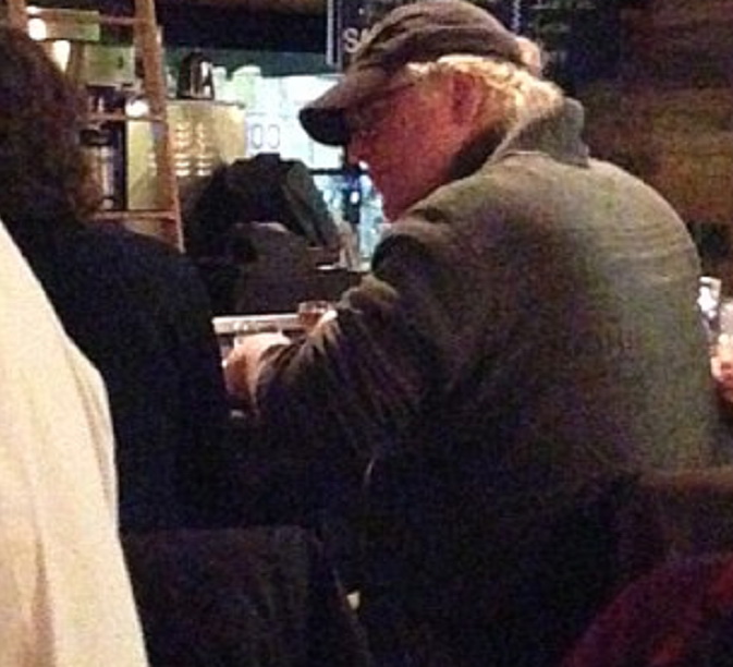  ο ηθοποιός εθεάθη να πίνει και να καπνίζει μανιωδώς σε ένα εστιατόριο στην Ατλάντα των ΗΠΑ