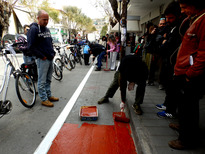Χανιά: Οι ΠοδηΛάτρεις έφτιαξαν ποδηλατόδρομο μπροστά στο Δήμο!