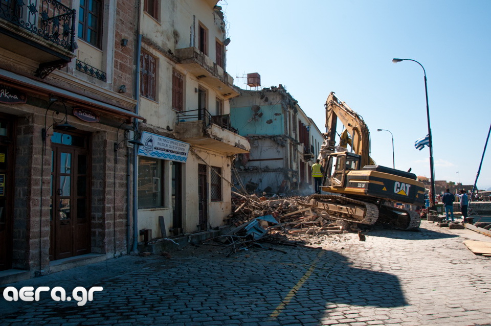 Ξεκίνησε η κατεδάφιση του Δημοτικού Λιμενικού Ταμείου Χανίων στο παλιό λιμάνι