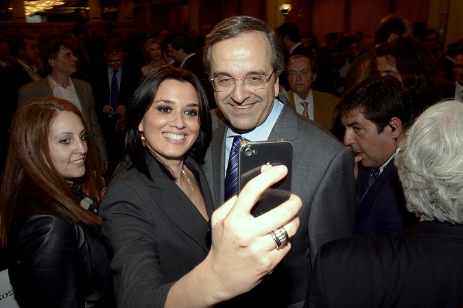 Ποια είναι η κούκλα μελαχρινή που έβγαλε «selfie» με τον πρωθυπουργό