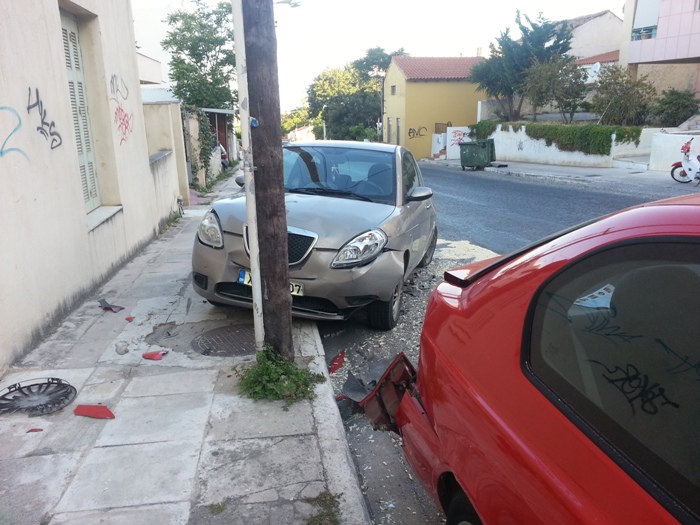 Χανιά: Σμπαράλια τα αυτοκίνητα στην Ακρωτηρίου (φώτο)