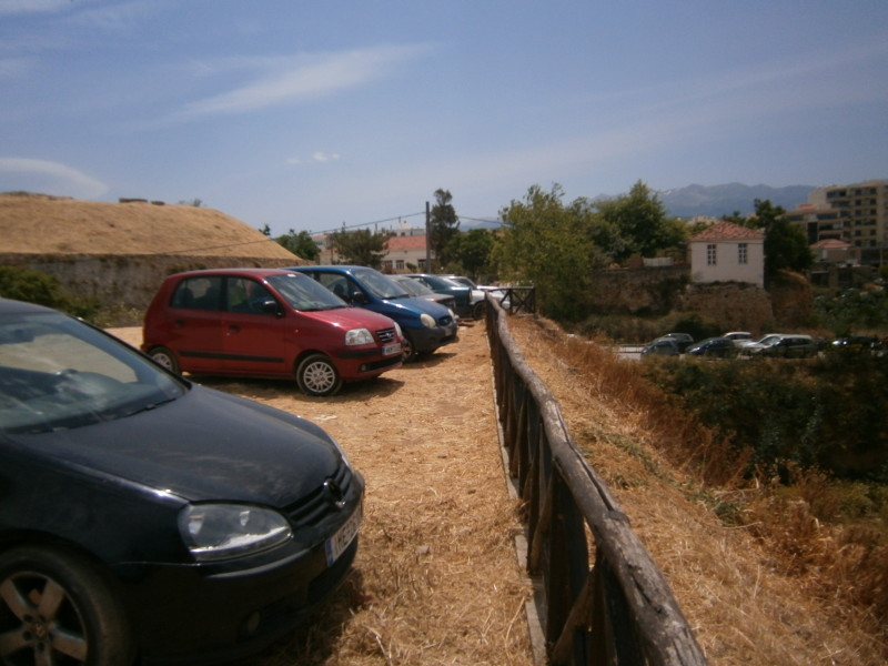 Εικόνες ντροπής στα Χανιά - Έκαναν πάρκινγκ το τείχος στη Δυτική Τάφρο!