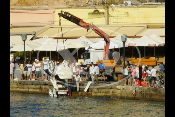 Έπεσε άμαξα με το άλογο μέσα στο ενετικό λιμάνι Χανίων (φωτο)