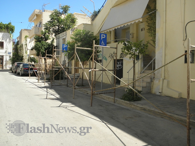 Ανάστατη γειτονιά των Χανίων από σκαλωσιές εργοτάξιου που κατέλαβαν θέσεις στάθμευσης (φωτο)