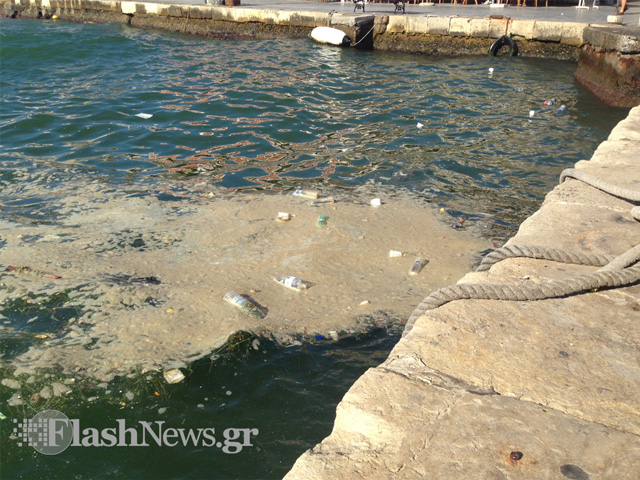 Αίσχος: Λύματα μέσα στο Ενετικό λιμάνι των Χανίων