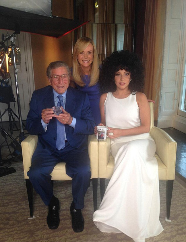 Παρουσιάστρια υποδέχτηκε τη Lady Gaga με τα οπίσθια στη φόρα