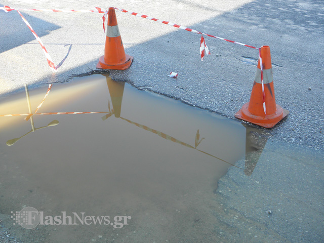 Η βροχή καμουφλάρισε λακκούβα στα Χανιά - Προσοχή στους οδηγούς (φωτο)