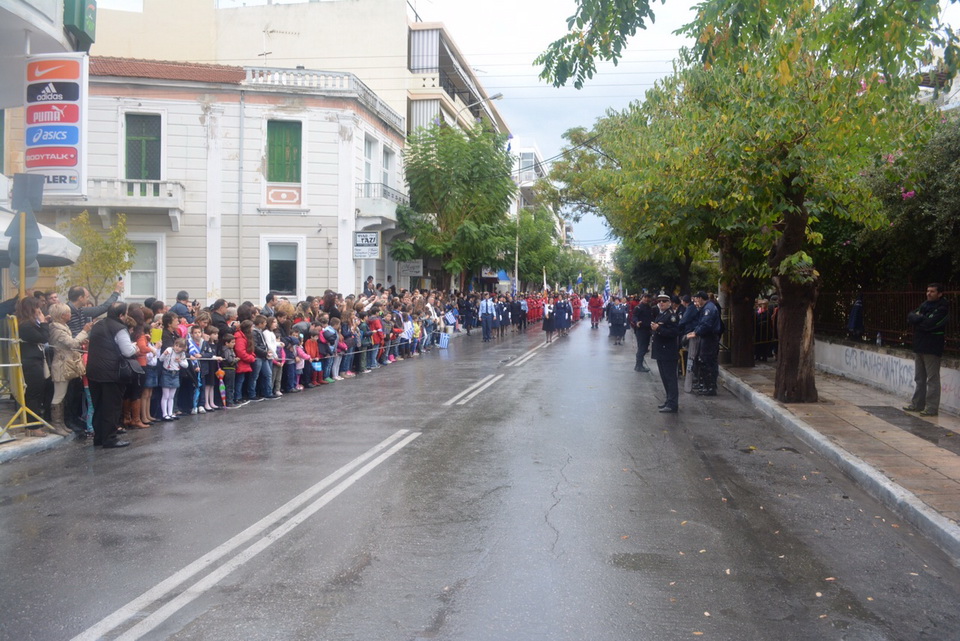  Χανιά: Της παρέλασης το… κάγκελο και ο υπερβάλλων ζήλος των Αστυνομικών (φωτο)