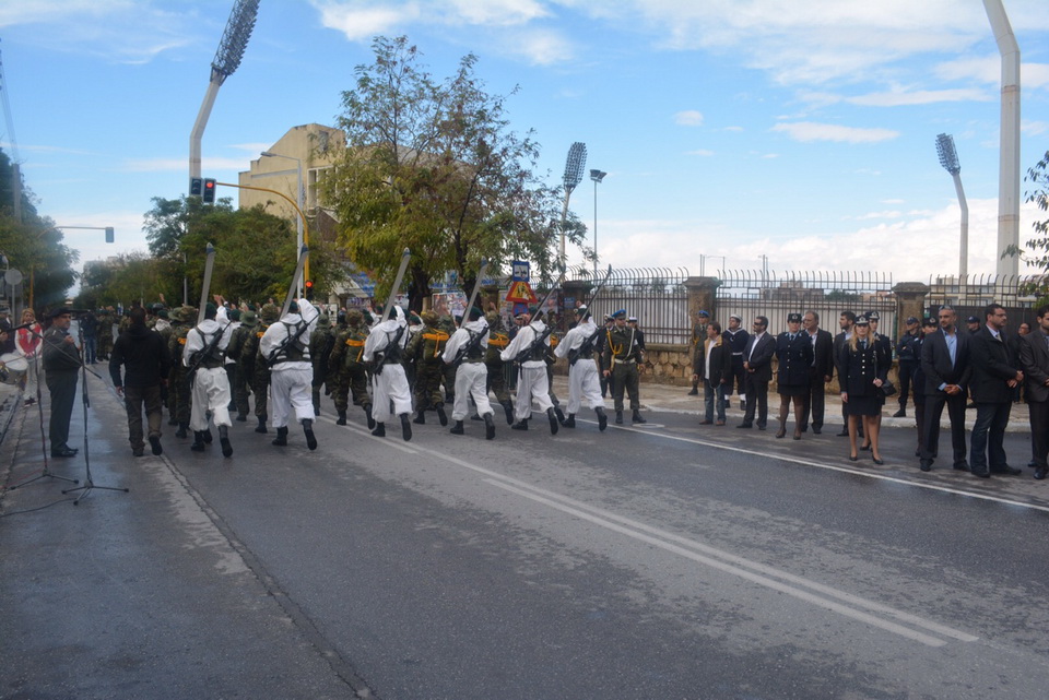  Χανιά: Της παρέλασης το… κάγκελο και ο υπερβάλλων ζήλος των Αστυνομικών (φωτο)