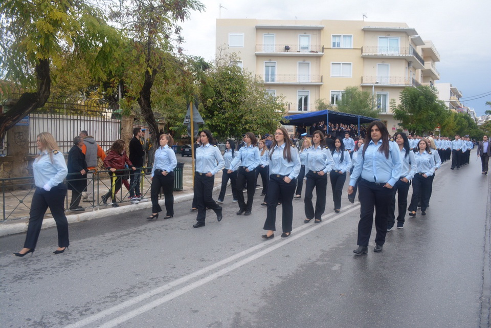  Χανιά: Της παρέλασης το… κάγκελο και ο υπερβάλλων ζήλος των Αστυνομικών (φωτο)