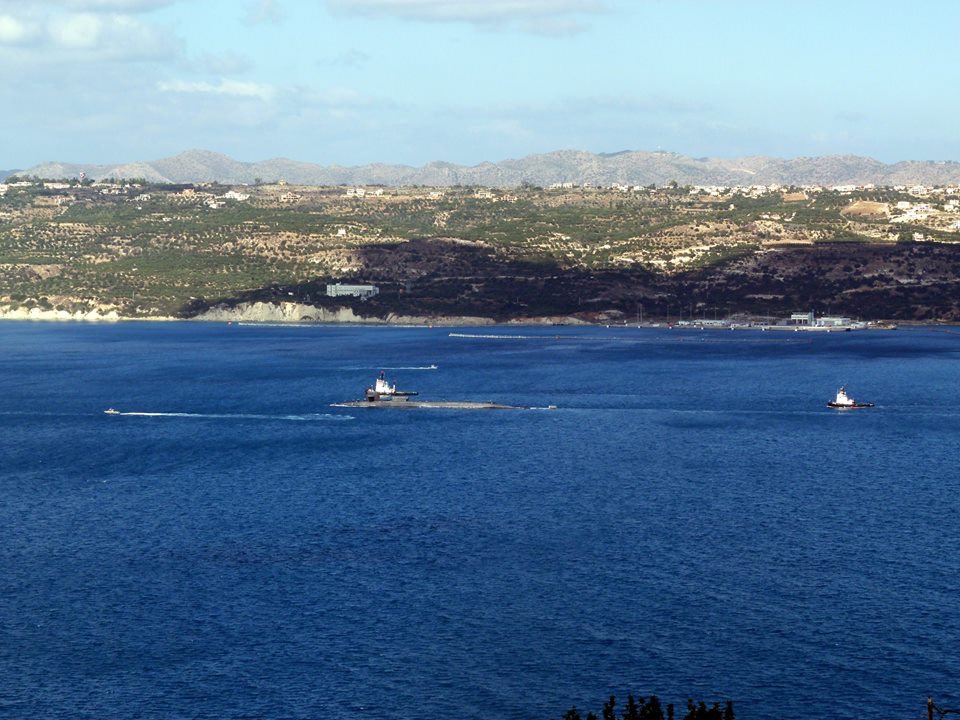 Χανιά: Υποβρύχιο κατέπλευσε στη βάση της Σούδας - Δείτε φωτο