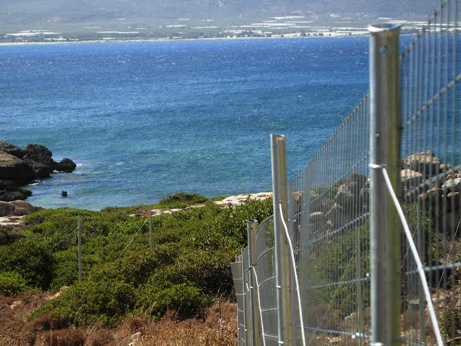 Η περίφραξη της περιοχής του ανυψωμένου λιμανιού της Φαλάσαρνας,