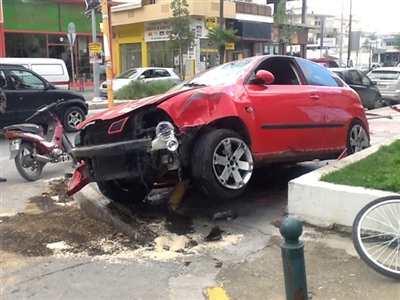 Κρήτη: Ι.Χ. αυτοκίνητο έπεσε σε στάση λεωφορείων