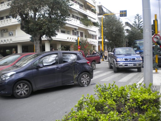  Απίστευτο τρακάρισμα στο κέντρο των Χανίων (φωτο)