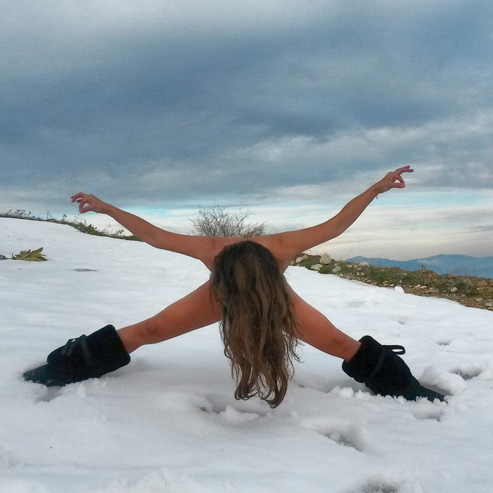 Ποια γνωστή Ελληνίδα κάνει γυμνή yoga στο χιόνι;