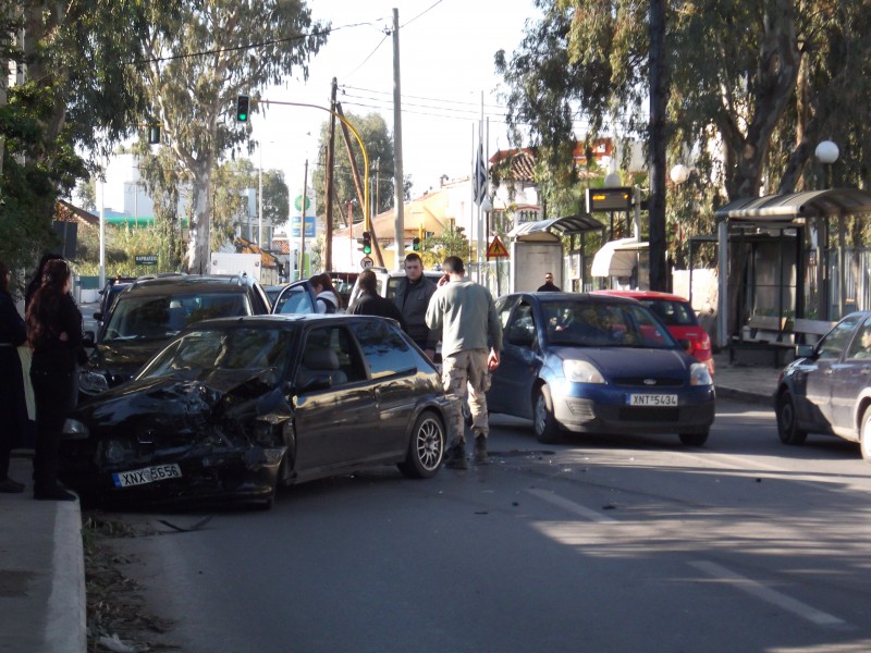 Χανιά: Πλαγιομετωπική σύγκρουση αυτοκινήτων στη λεωφόρο Σούδας (φωτο)