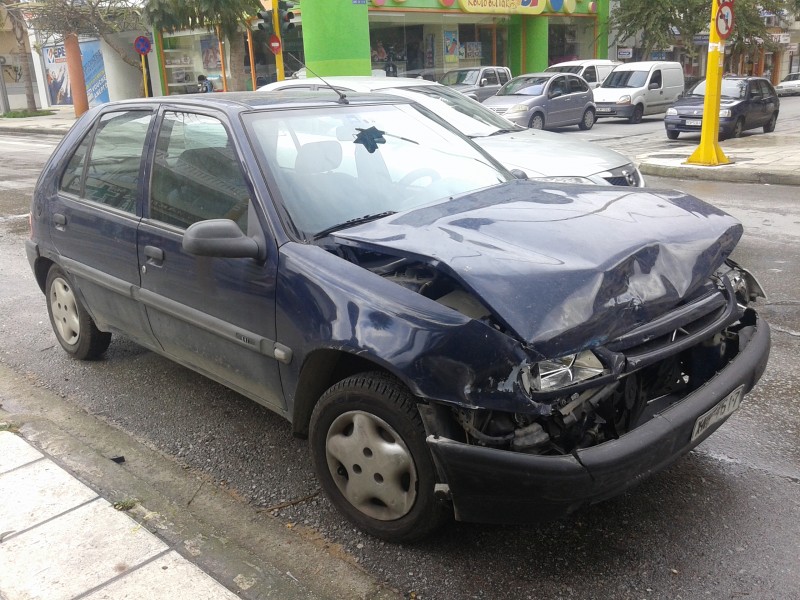 Σφοδρή σύγκρουση στο κέντρο των Χανίων με τραυματισμό οδηγού (φωτο)