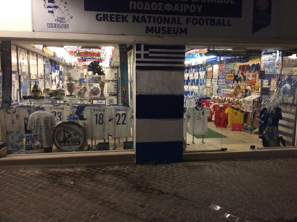 Σύμφωνα με νεότερες πληροφορίες κατευθύνθηκαν προς  στην οδό Τσουδερών και έσπασαν  το μουσείο της εθνικής Ελλάδος…