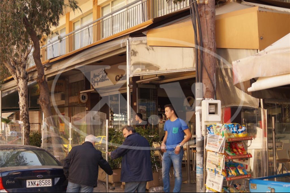 Χανιά: Συνεργεία του Δήμου απομάκρυναν τραπεζοκαθίσματα στην οδό Αποκορώνου